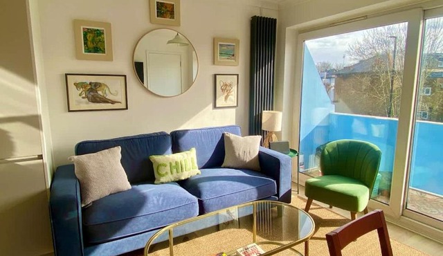 Modern 2-Bed Apartment with Off-Street Parking in Chiswick