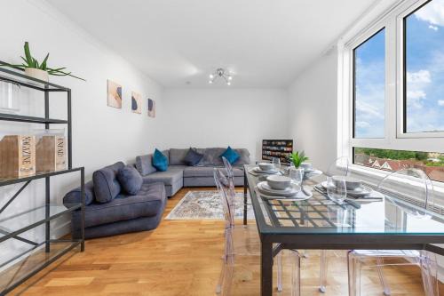 Modern 2 Bed Flat 5 mins Ealing Broadway Station