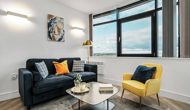 Modern 2-Bed Flat w Private Parking by Kew Gardens and 20 Min to Heathrow & City