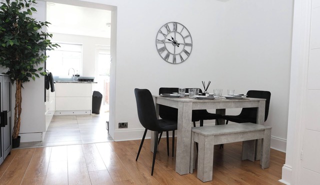 Modern 2 bed house in Enfield with private driveway parking