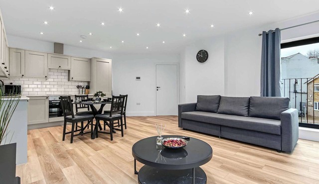 Modern 2 Bedroom Stay, Balcony, East Croydon