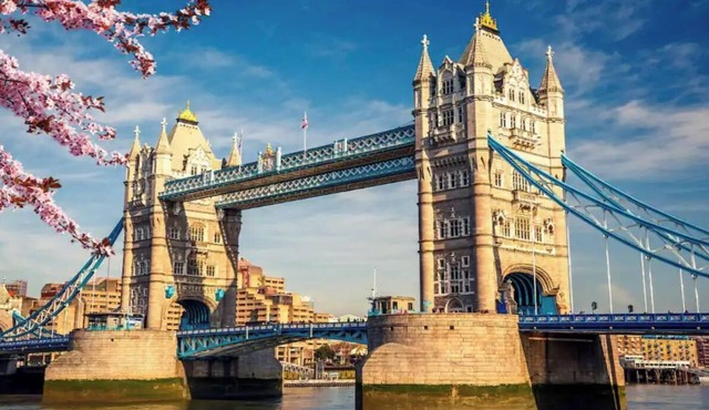 Modern 2-Bedroom, 2-Bathroom Condo in the Heart of London
