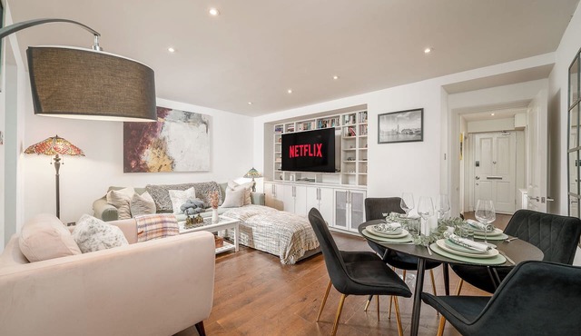 Modern 2-bedroom, 2-bathroom apartment in central Chelsea with a private garden and terrace, fully equipped kitchen, free WiFi, and easy access to Earl’s Court, South Kensington, and Stamford Bridge — ideal for families or friends.