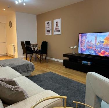 Modern 2-Bedroom Flat Near Wembley - 9 Minutes from Park Royal Station