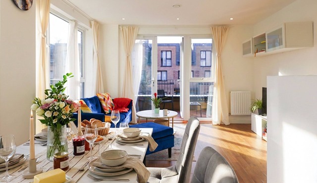 Modern 2-Bedroom Flat with Balcony