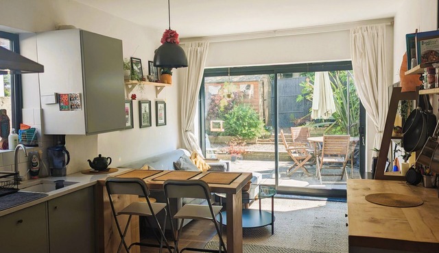 Modern 2-bedroom garden apartment in North London