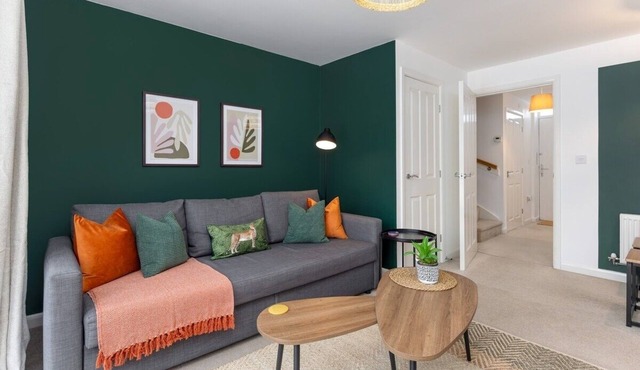 Modern 2 Bedroom Townhouse | Private Parking