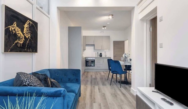 Modern 2 BR - 3 min walk to Tube Station