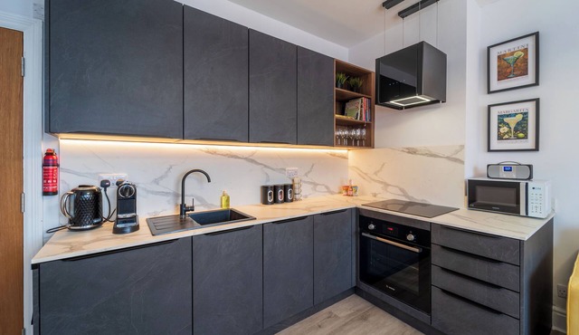 Modern 2 En-Suite Bedrooms Worcester, Free Parking