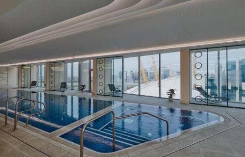 Modern 2bed Apt with pool access step from The O2