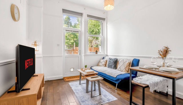 Modern 2BR Flat|Terrace|Free Parking|Rail Station