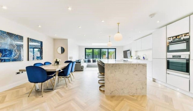 Modern 3-4 Bed Entire Home, 35 mins to London