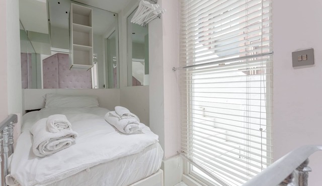 Modern 3 bed Appartment in leafy hampstead