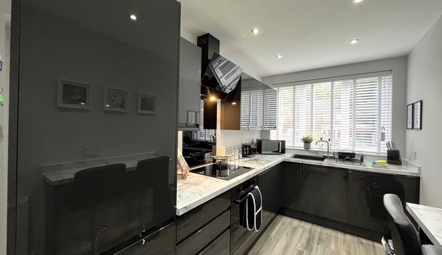 Modern 3-bed stay-away-home sleeps 6 nr Manchester