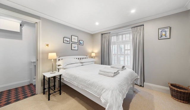 Modern 3-floor open plan townhouse with patio