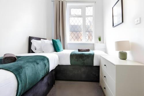 Modern 3BR Family Retreat - Close to Alton Towers with Free Parking