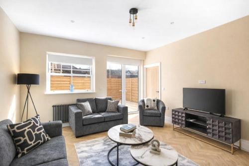 Modern 3BR House with Ensuite Baths and Garden