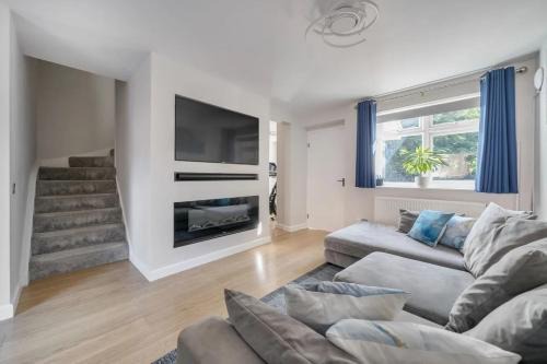 Modern 3BR House with Parking & Garden - Sleeps 6