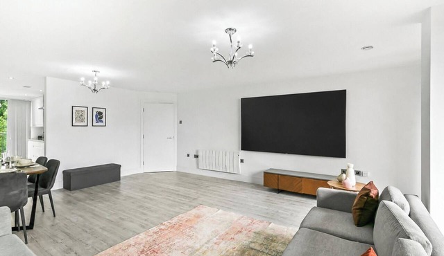 Modern 3BR Stay with Lift Access