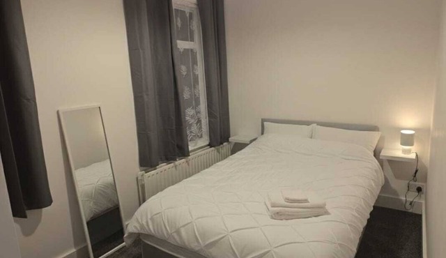 Modern 4-Bed House with Parking, Perfect for families, Groups & Contractors