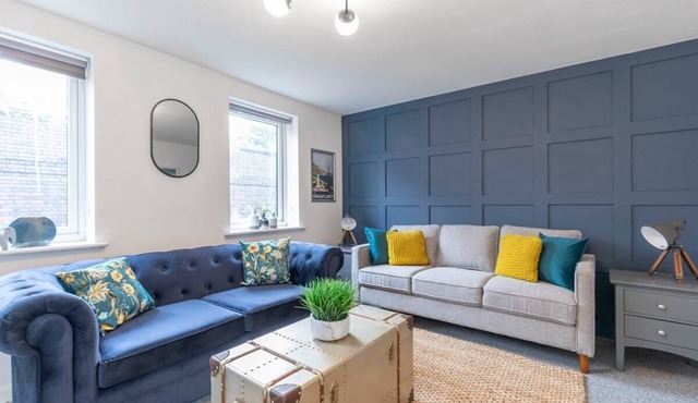 Modern 4 Bedroom 4 Bathroom Home in Cheltenham