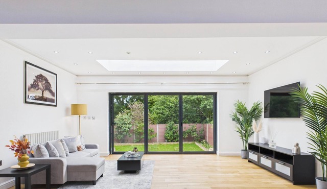 Modern 4 Bedroom Spacious House with Garden and Free Parking