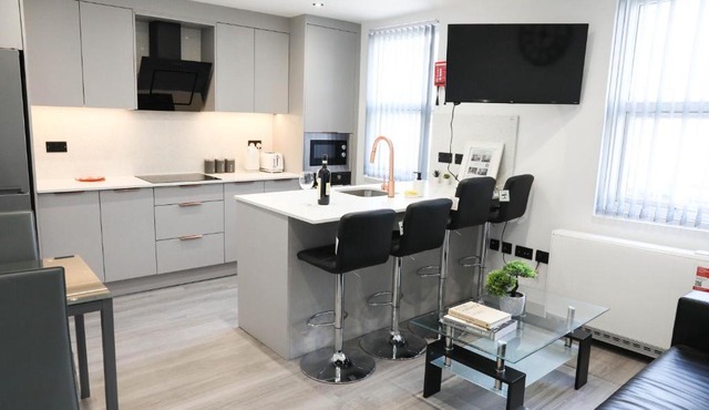Modern 4 BR flat with 4 ensuites in central Reading