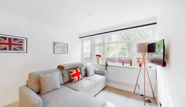 Modern 4BR Kings Cross | Patio + Balcony