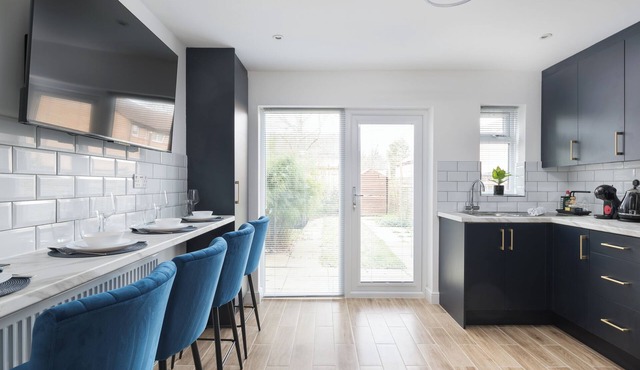 Modern 4BR | Parking | WIFI | Family & Work
