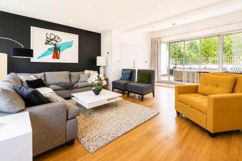Modern 5 BDR Retreat with Terrace by Hyde Park