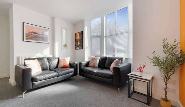 Modern 5 Bed Flat in Thornaby Road For Big Groups