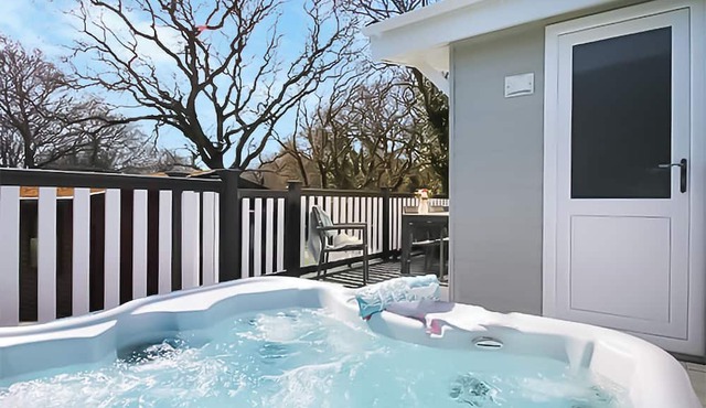 Modern and contemporary two bedroomed lodge with one double and one twin.