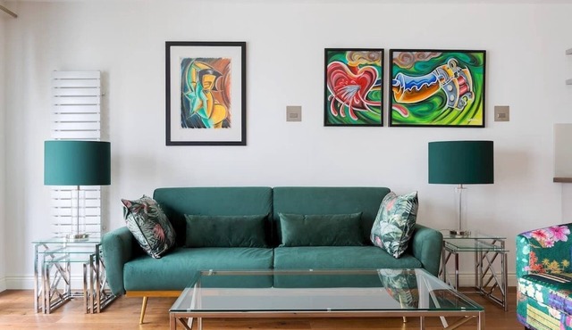 Modern and large oasis flat in Camden with patio