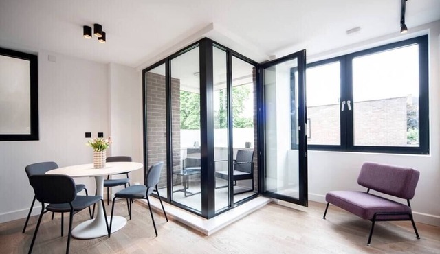 Modern and Quiet | 1Bed Apt with Balcony + Lift