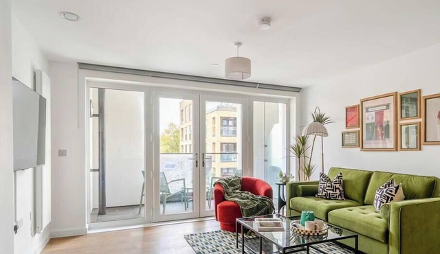 Modern Apartment w/Private Balcony, WiFi, Parking