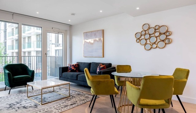 Modern bright 1 bedroom flat with balcony, courtyard, lounge & 24-hr concierge