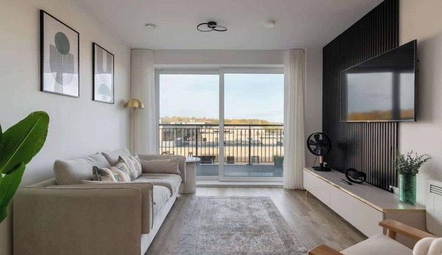 Modern Canal-Side Apartment in Milton Keynes
