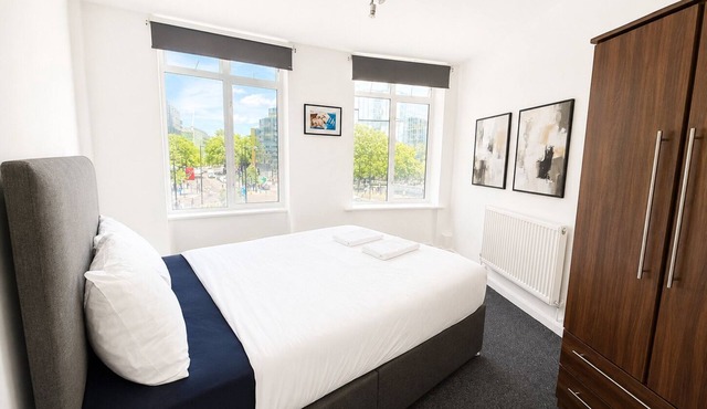 Modern Central Large Apt Above Tube for 4