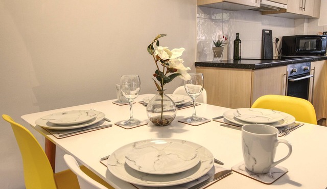 Modern city centre Apartment + free parking