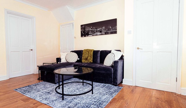 Modern,comfy 2 Bedroom House in Hatfield, Town Centre, Free Parking!