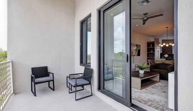 Modern condo, steps to beach. Gym, generator, gated community.