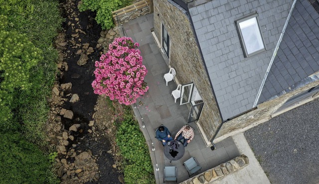 Modern Contemporary Cottage with Riverside Terrace and free WiFi