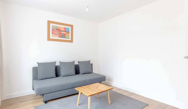 Modern Convenience | 2 Bed | Nearby London Airport