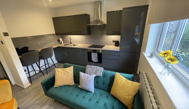 Modern Cosy Flat Near City Centre. Double Bed & Parking. Quiet Residential Mews