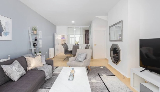 Modern & Cozy 4 Bedroom House - Queensway Station
