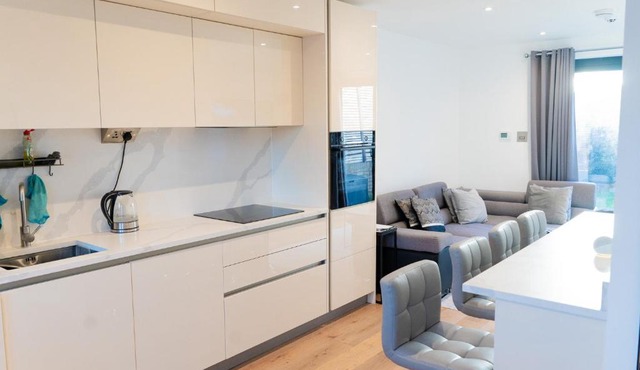 Modern Entire Unit 3BR, 3BA, balcony, 86inch TV - 15mins to city
