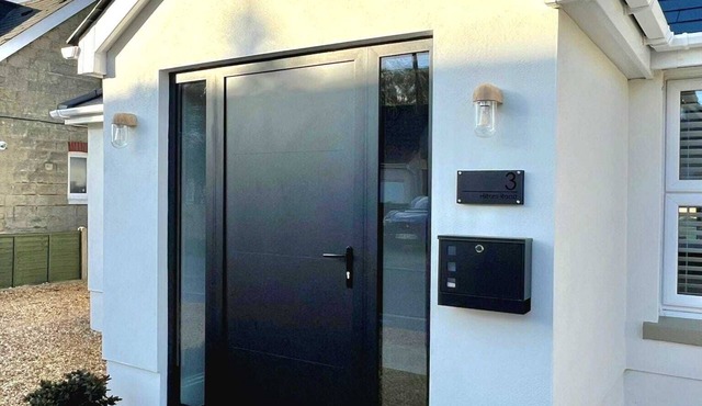 Modern Family Bungalow with Private Garden - Walks to Pub & Parks