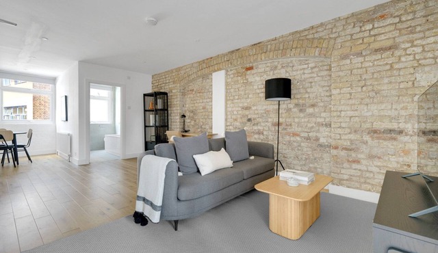 Modern Farringdon 1BR, open plan, opposite train, by Blueground