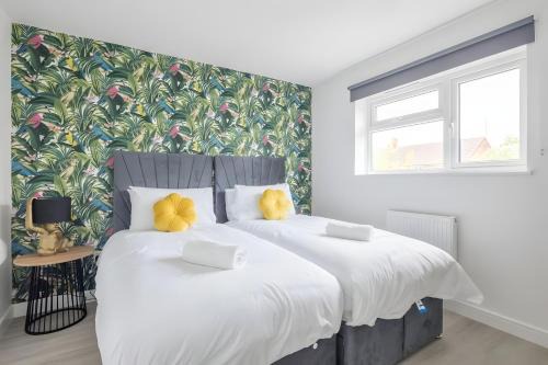 Modern Home, Sleeps 5, Free parking!