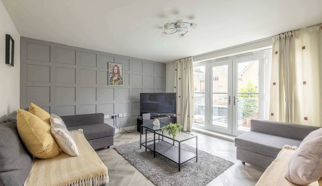 Modern Home w/Parking - Slough, Heathrow, Pinewood
